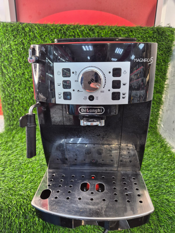 Кофемашина Delonghi magnifica s