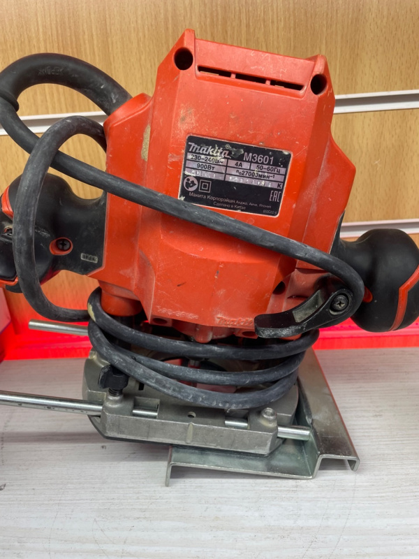 Фрезер Makita M3601